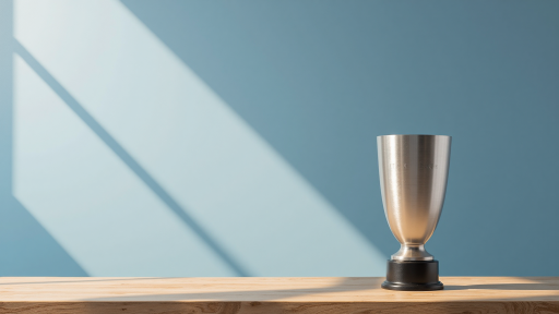 TRPSURF获得国际设计大奖，奖杯展示，公司团队庆祝场景